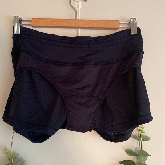 Lululemon Final Lap Short (2.5")
Midnight Navy size 6 shorts blue running - Picture 10 of 11